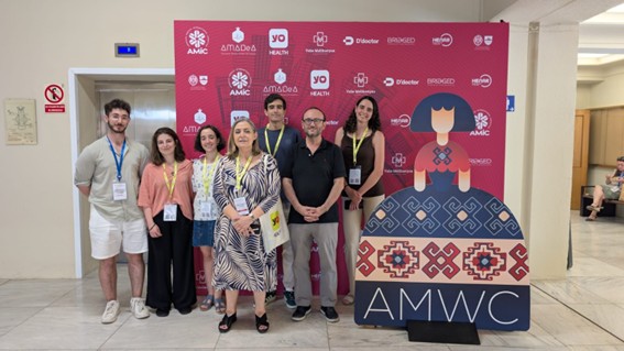 El equipo ganador del University Clinical Case Contest acompañado por la Prof. Ana María Gómez Martínez (Vicedecana de Ordenación Académica) y el Prof. Juan José Montoya Miñano (Vicedecano de Estudiantes).